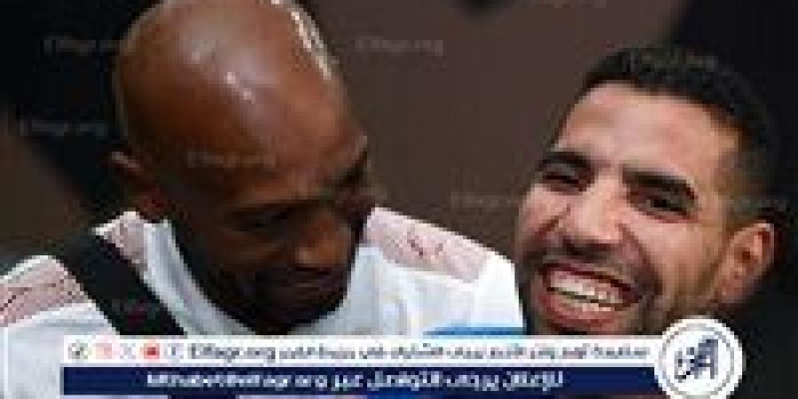 لاعبو الزمالك يحيون مؤمن زكريا قبل لقاء سموحة في الدوري الممتاز - أحداث اليوم